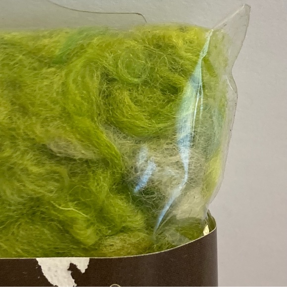 6 Dimensions FeltWorks 100% Wool Green Curly Roving 0.25oz Needle Felting Crafts - Picture 3 of 15